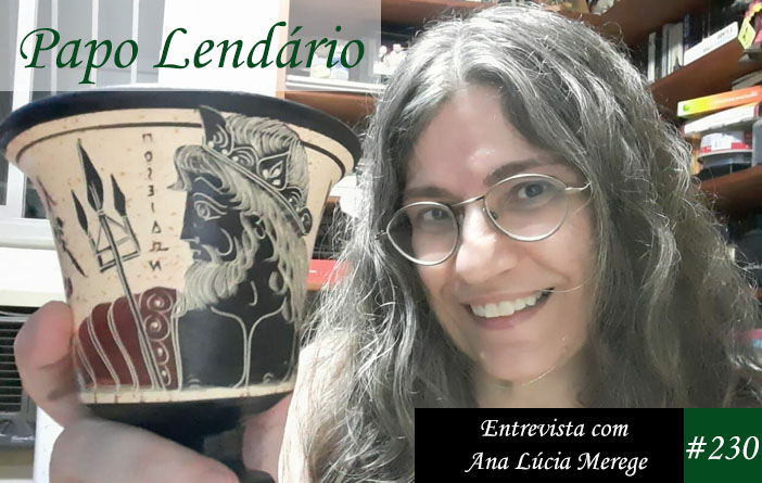 Vitrine do Papo Lendário 230. Imagem de rosto de Ana Lúcia Merege, sorridente e com óculos, segurando uma taça que possui um desenho de Posêidon no estilo de arte grega antiga