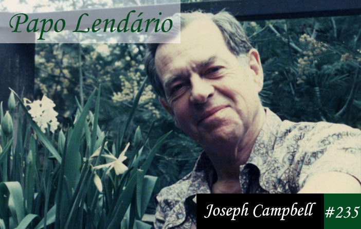 Vitrine do episódio, foto de Joseph Campbell, mostrando o rosto, os ombros e parte do braço esquerdo, usando uma camisa com detalhes cinzas. No fundo algumas plantas verdes e flores.